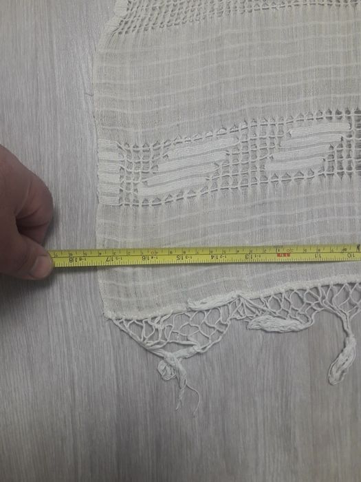 Stergar traditional cusut manual pe panza de borangic alb