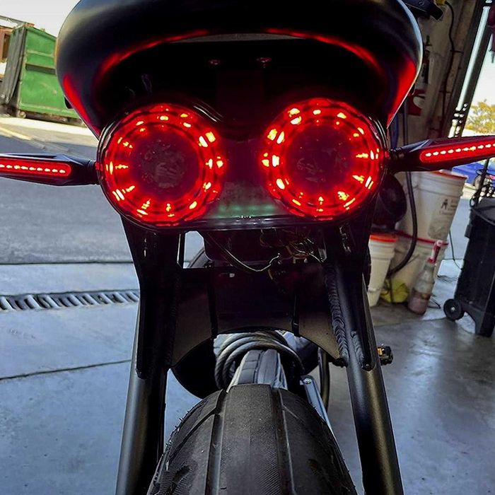 40 LED Стоп диоден за мотоциклет с вградени мигачи и стойка за номер.