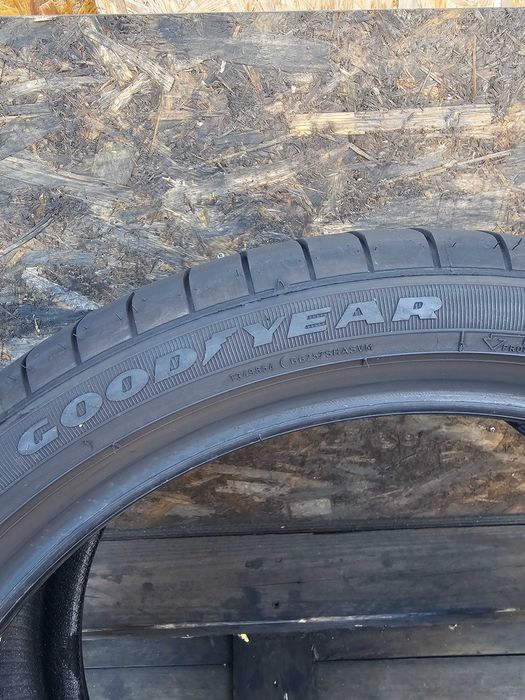 Anvelope in 2 marimi 275 35 19//245 40 19