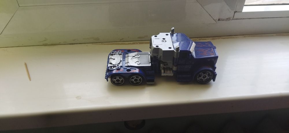 Грузовичок трансформер Оптимус