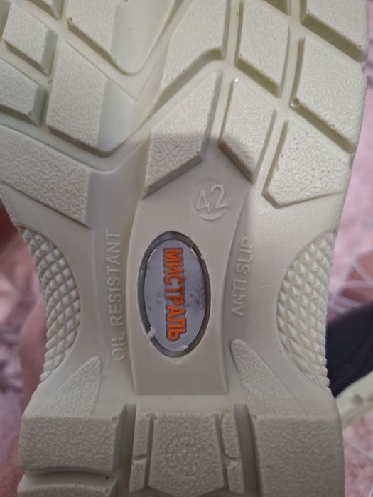 Ботинкалар сатылады жана