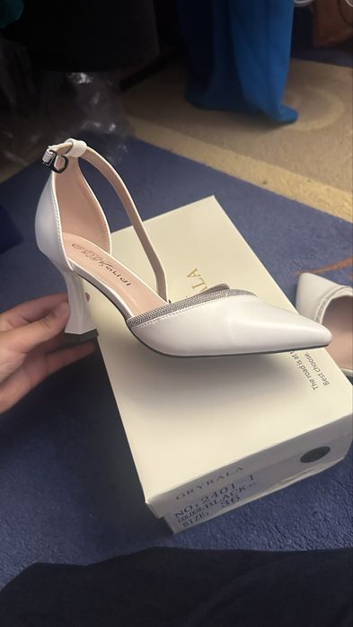 Туфли белого цвета