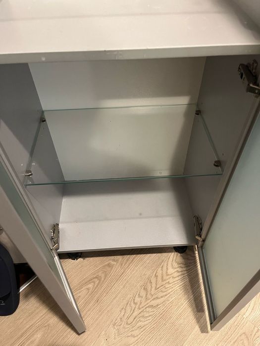 Продам шкаф со стеклянными дверками