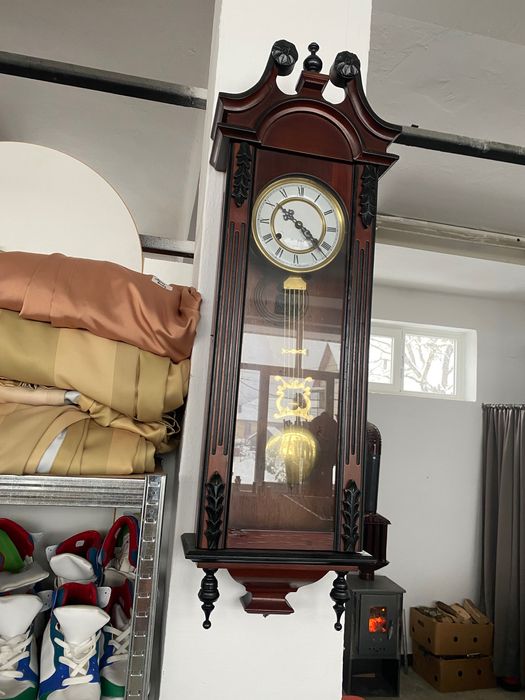 Vand ceas mecanic de perete si podea