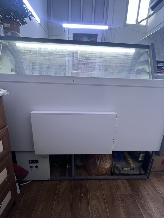 Витринный холодильник.