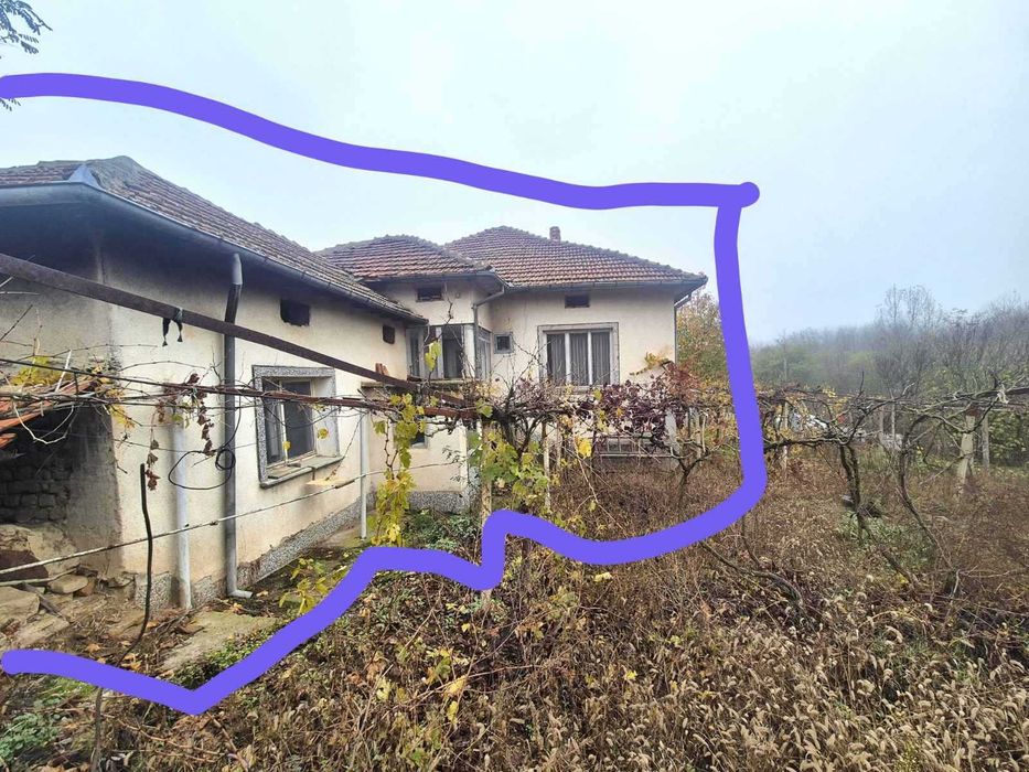 Къща "близнак" в с. Петокладенци обл. Плевен