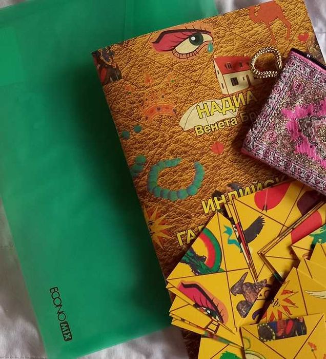 Индийски карти за гледане с книга с указания за тяхното използване