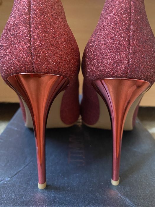 Туфли в красном цвете блестящие