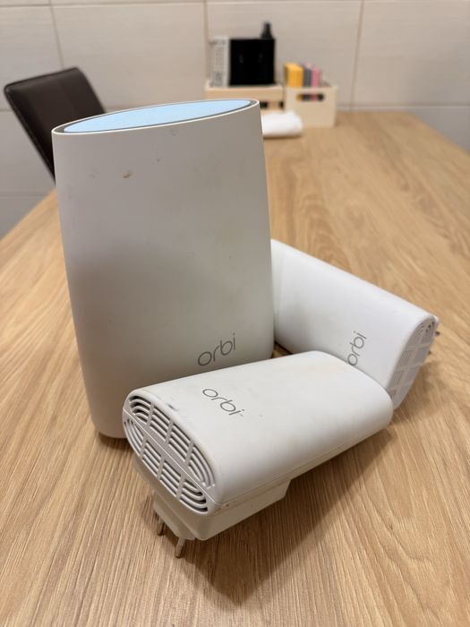 Vand router Orbi RBR 40 cu 2 sateliti