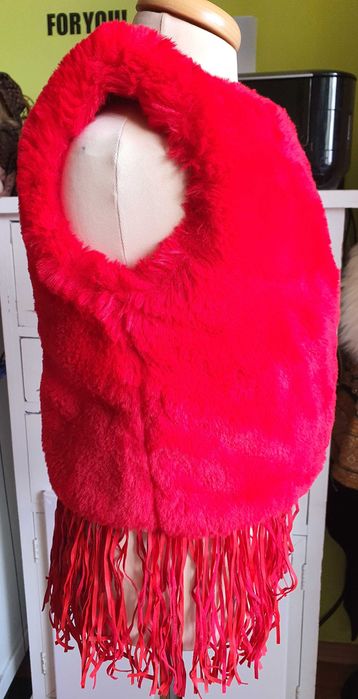 Vesta rosie din blană artificiala foarte, foarte moale varsta 5+