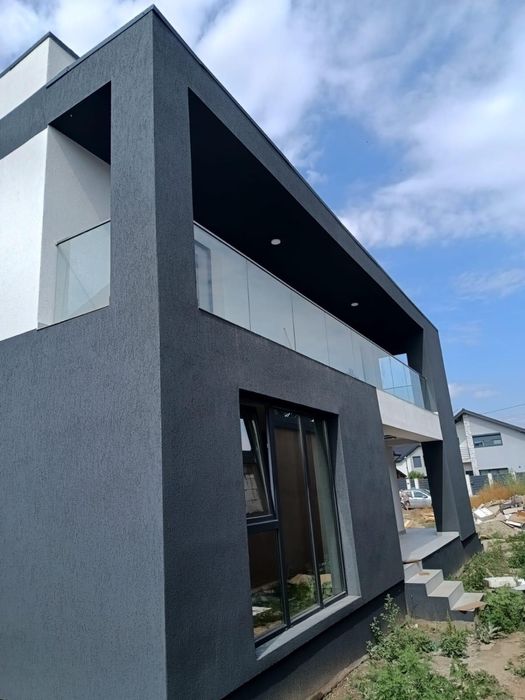 Balustrada din sticla securizata fixata in profil menghina