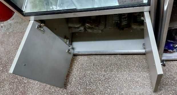 Витрина за магазин с огледален гръб 260см