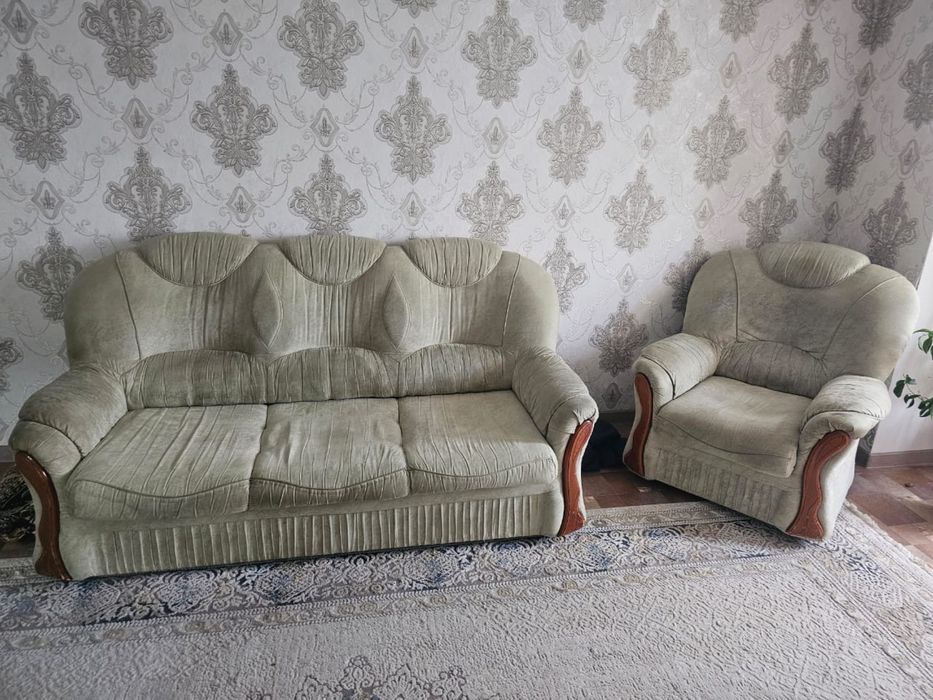 Продам диван с двумя креслами.