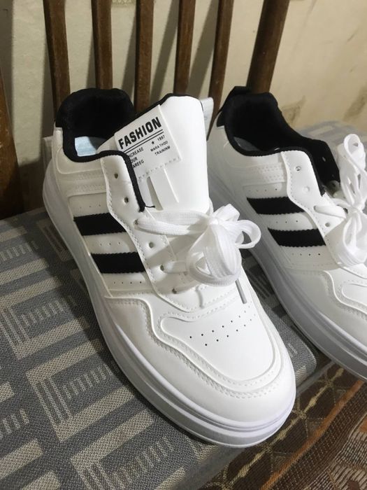 Мужской костюм новый размер и кроссовки новые 41 размер