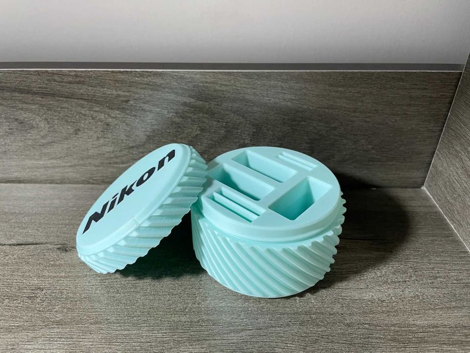 Кутия за батерии и карти (Nikon, Canon, Sony, Fuji) c лoro