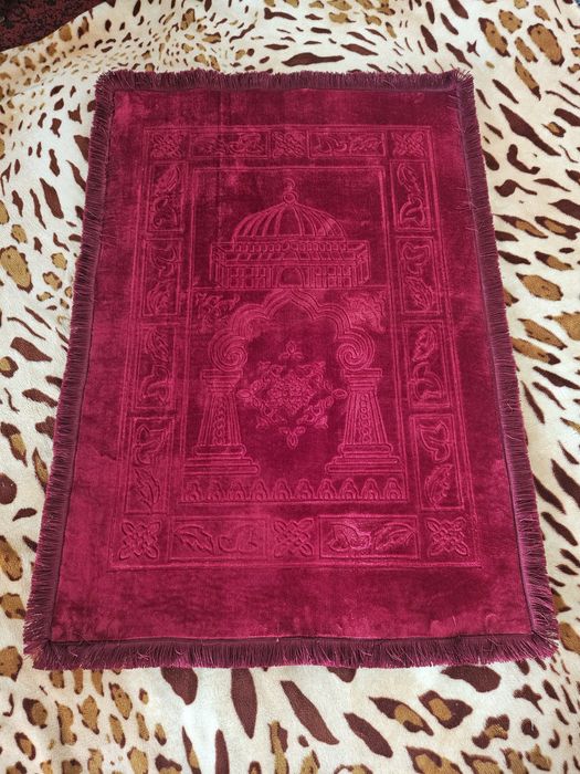 Жойнамоз сотилади.