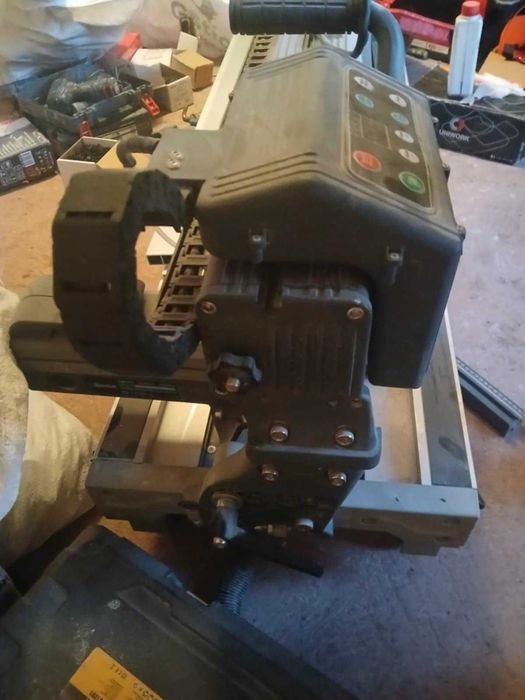 Машина за водно рязане на плочки и камък