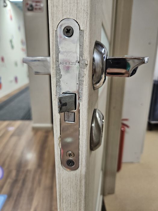 Срочно продаем двери!