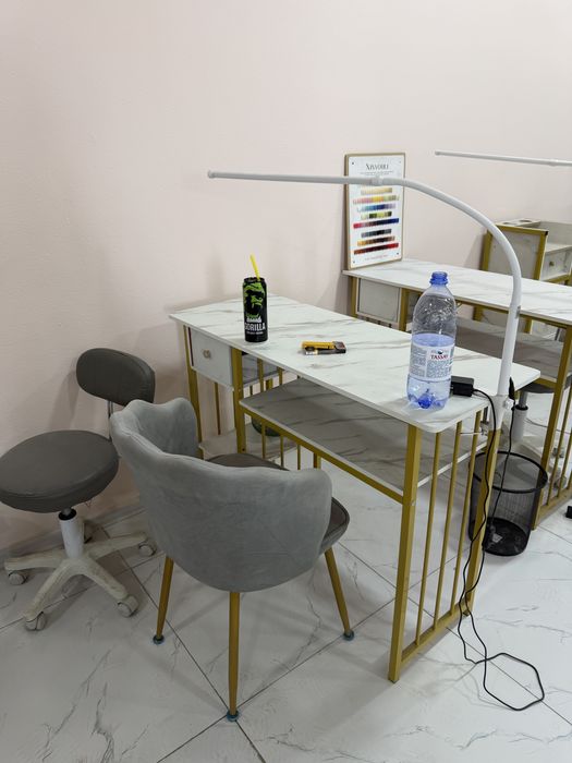 Продам парикмахерское кресло с зеркалом.