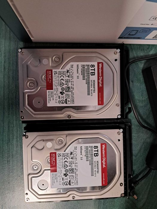 NAS QNAP TS251-D, 2x 8 GB HDD , stare foarte buna!