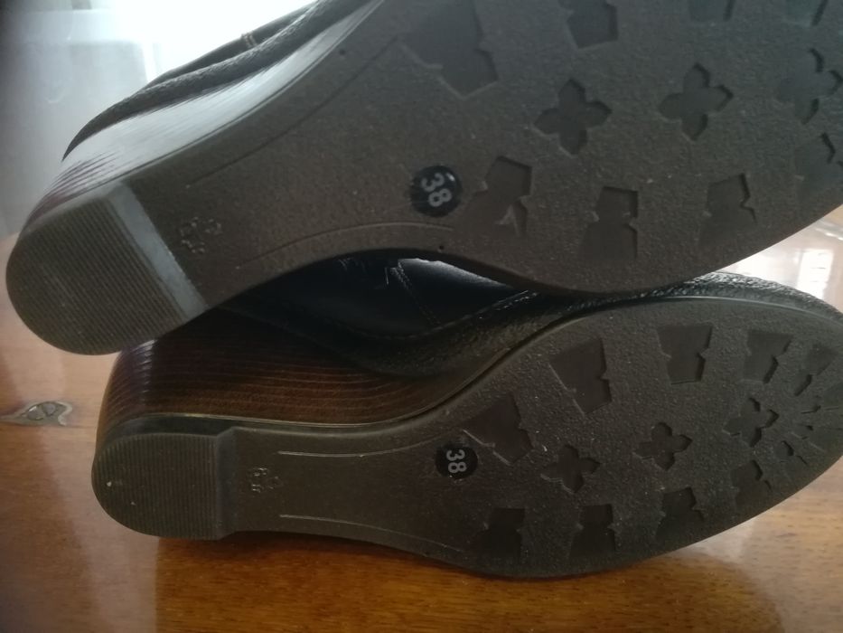 Новые кожаные сапоги