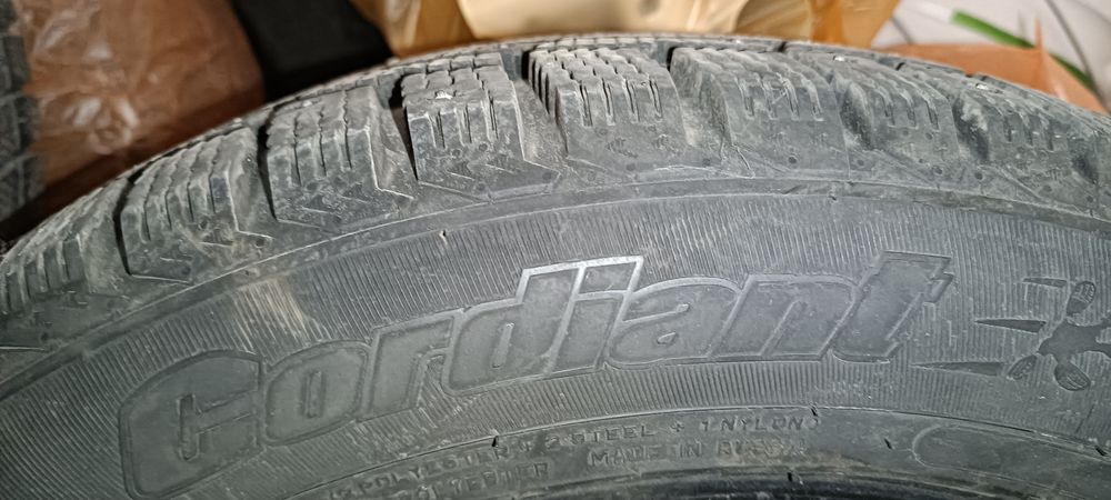 Продам шины зимние шипованные