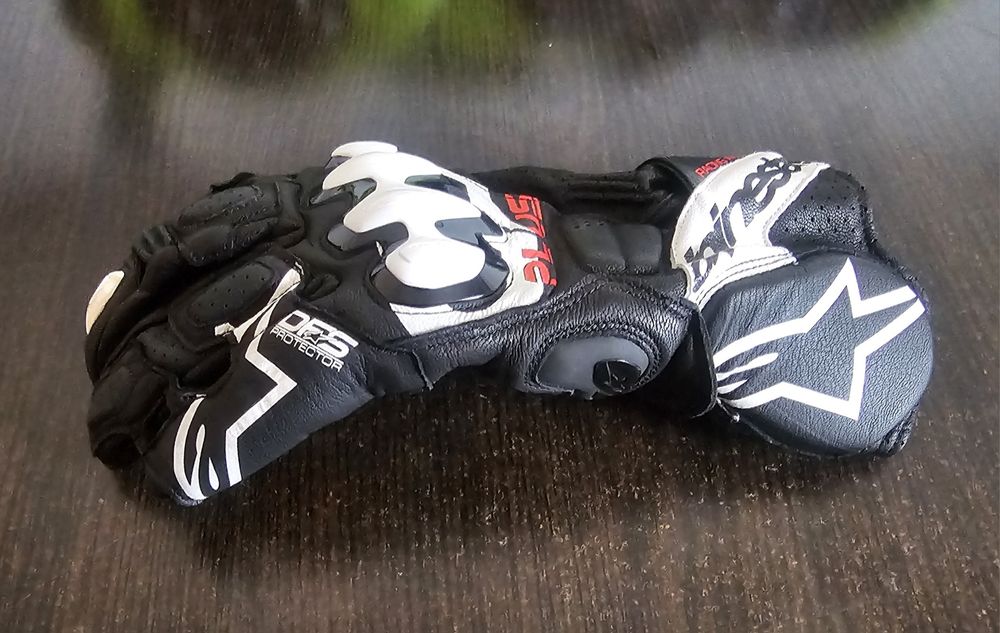 Manusi moto ALPINESTARS GP PLUS R V3 ca noi.