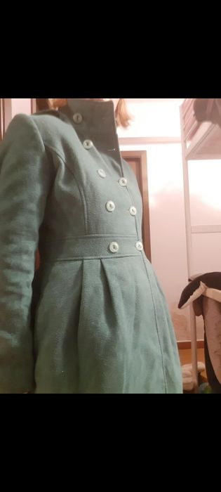 Palton verde cu nasturi mari, buzunare si gluga