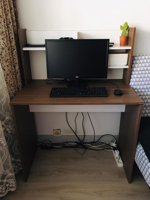 Birou cu rafturi
