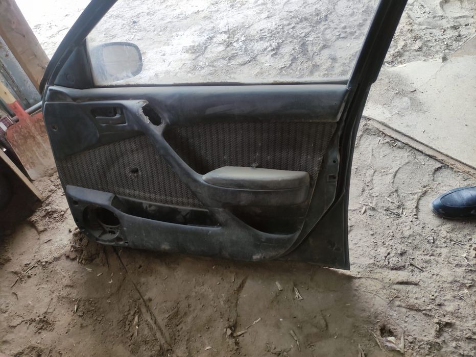 Продается б/у дверь на Toyota Carina E.