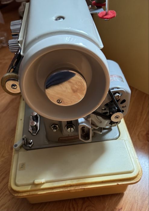 Mașină de cusut electrică vintage PMC (Cugir) - metalică, complet funcțională