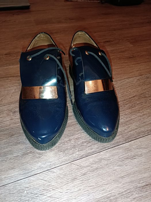 Продам женские туфли