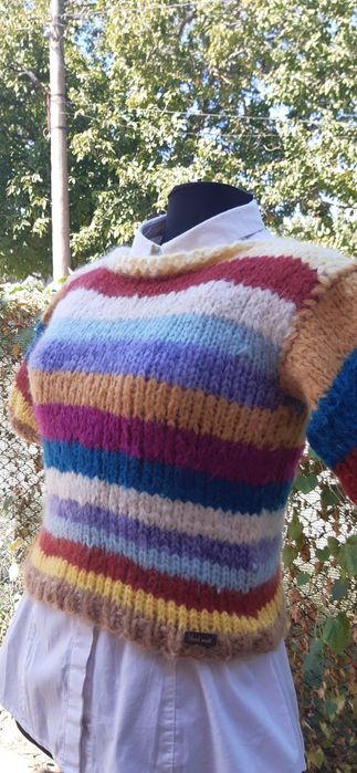 Ръчно изплетен пуловер