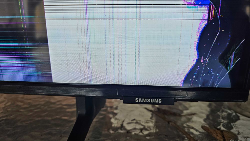 Smart TV Samsung QLED 43", functional, ecran fisurat QE40Q60