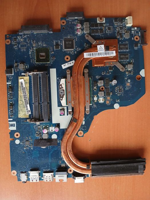 Acer E5- 572 на части, повредено дъно