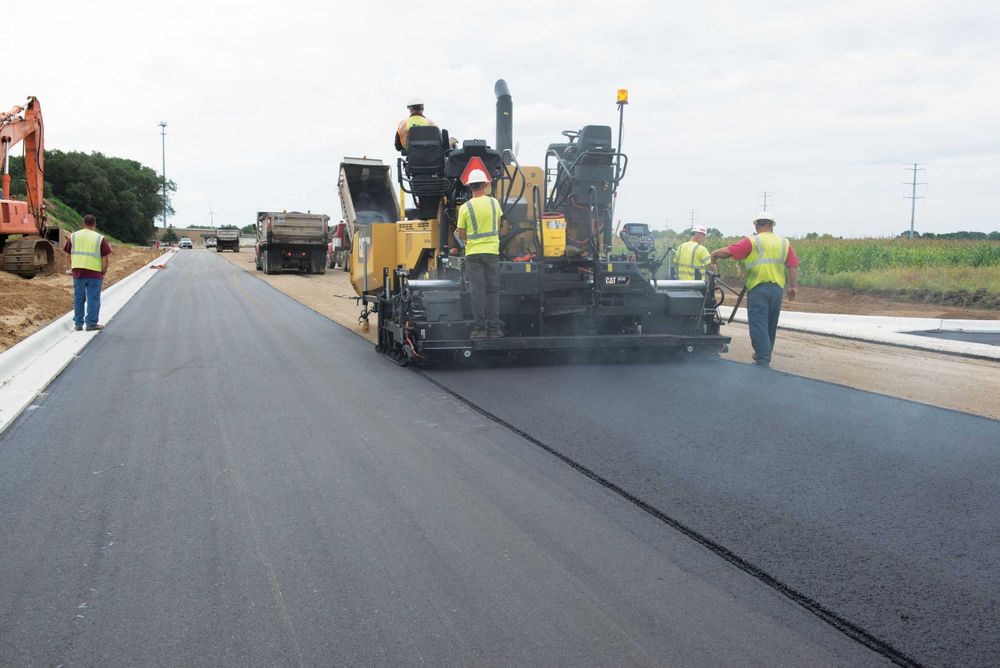 Асфалт еткизувчи Cat AP 655F, Асфальтоукладчик Cat AP 655F