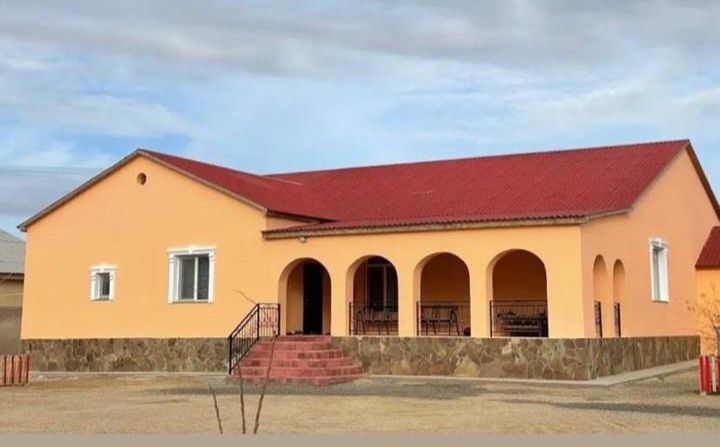 Сайын ауылынды орталықта ауласы кең жақсы үй сатылады.