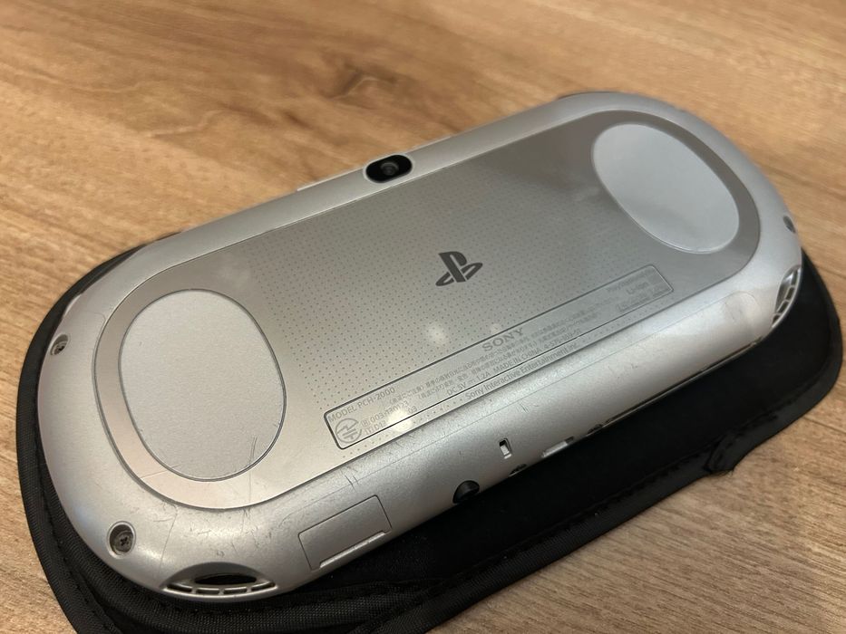 Playstation PS Vita 2000 Gri • Modată • 128GB Jocuri
