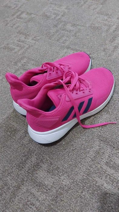 Adidași de firma purtați o singura data