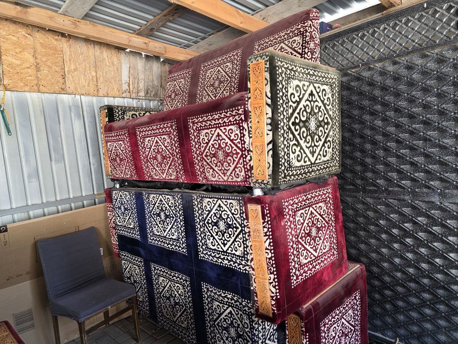 Продам диваны б/у для кафе или столовых.