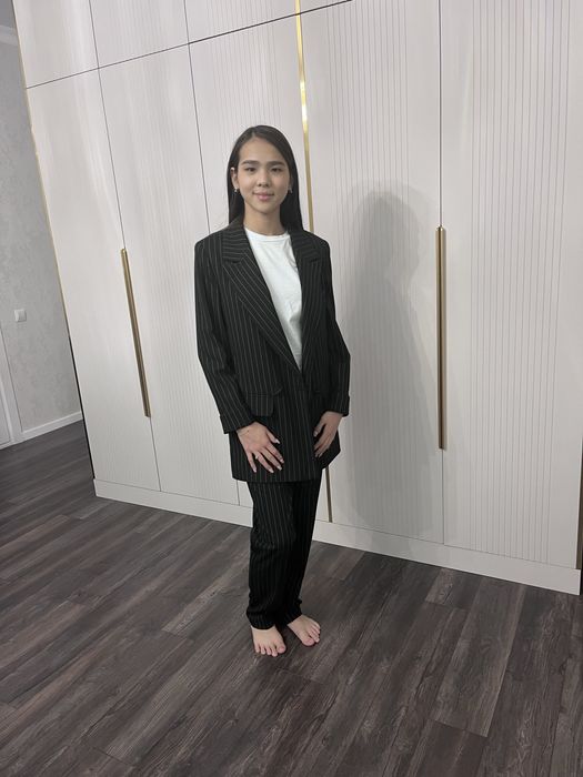 Продаю костюмы