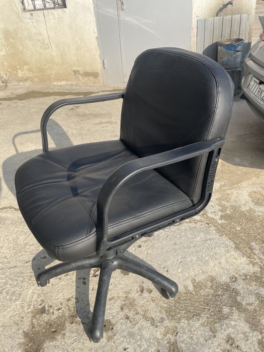 Офисное кожаное кресло, 1 штука.