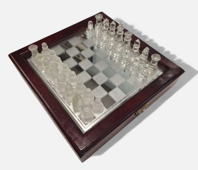 Set sah din sticla cu cutie din lemn model elegant