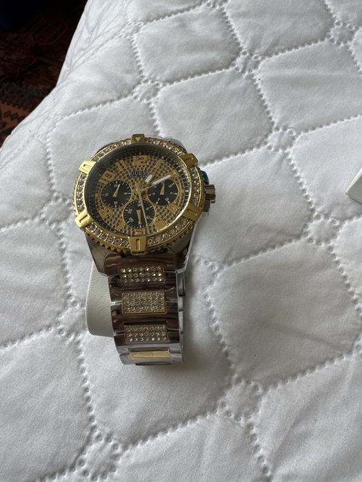 Чесовник GUESS чесовника е нов не е ползван испращам с преглед и тест