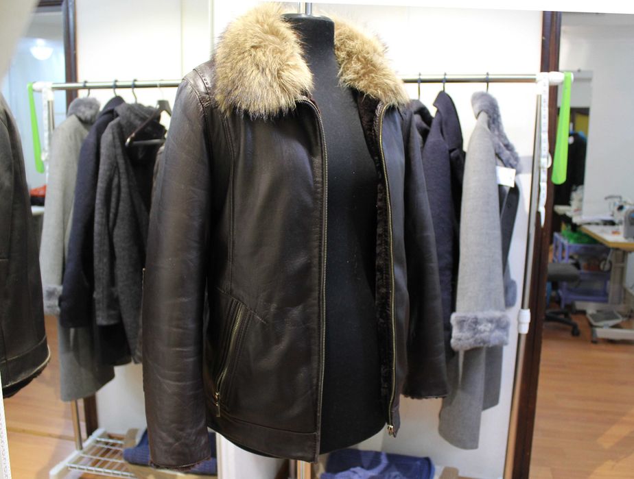 Ремонт кожаной куртки. Укоротить рукава, перешить