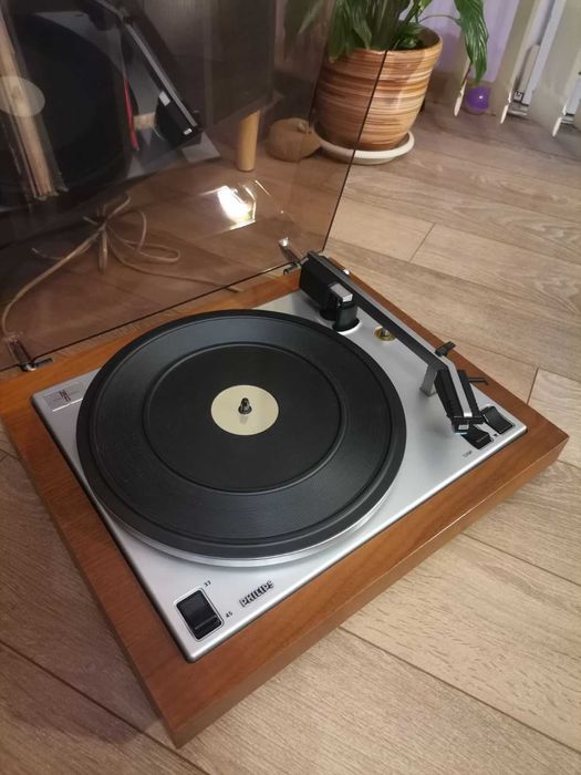 Продавам грамофон PHILIPS GA427
