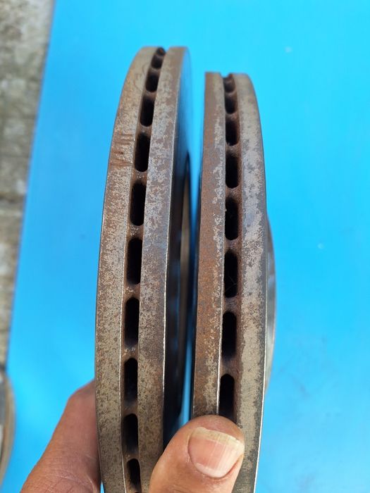 Audi A4 B6 2.5tdi предни дискове в Уникално състояние прави  без ръб