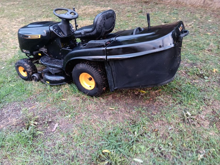 Tractoras  de taiat  iarbă și gazon profesiosional Mcculloch la fel ca si Husvarna