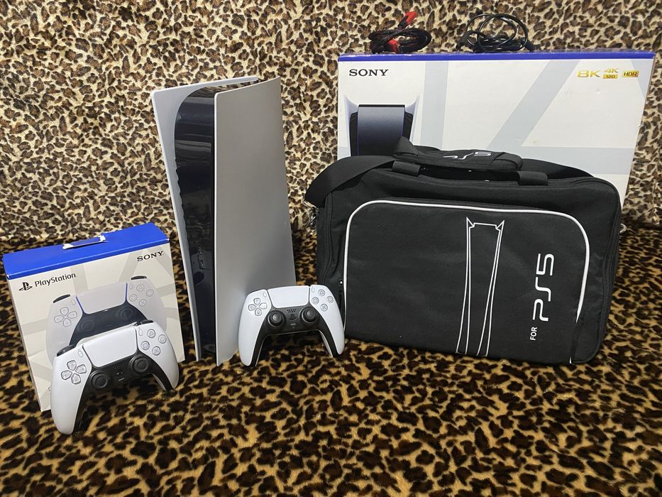 PlayStation 5 + 2 оригинальных джойстика + сумка + игры
