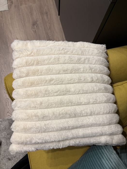Set de perne decorative noi (2 din fiecare)